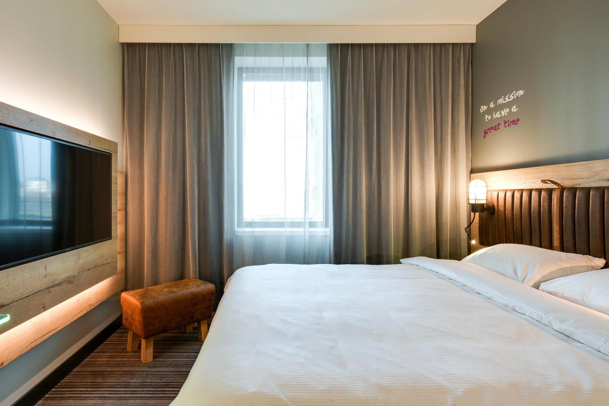 Hotel Moxy Katowice Airport à Pyrzowice Extérieur photo